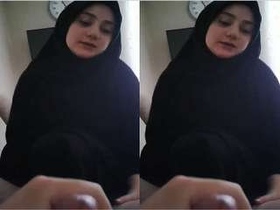 Pakistani girl gives oral pleasure to a man
