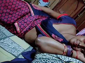 Indian housewife Priya reveals her milky white breasts and belly button