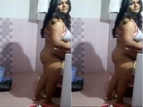 Desi bhabha with big butt cleans with rags