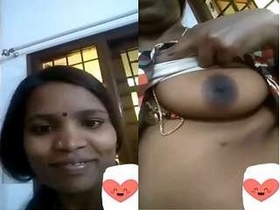 Tamil Bhabhi flaunts her body in a video call