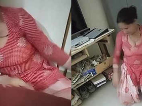 Maid reveals her curves while tidying up