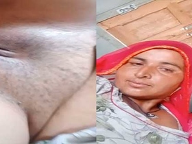 Mature bhabhi flaunts her mature pussy in Dehati video