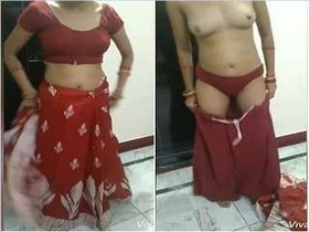 Bhabhi in saree reveals her big tits