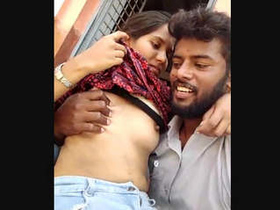 Desi lovers indulge in outdoor sex videos