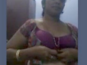 Attractive Aunty: A Steamy Video of a Gorgeous MILF