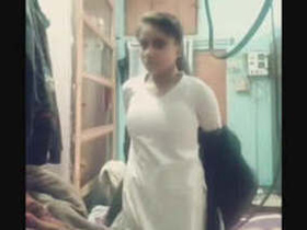 Hindi-speaking college girl flaunts her body for her boyfriend in video