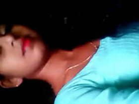 Desi beauty Sopna fondles her breasts in seductive display