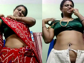 Sensual performance by Indian auntie