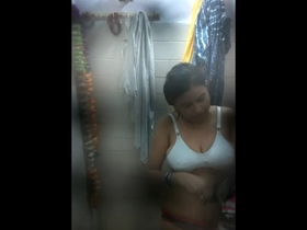 Bhabhi's homemade MMS movies showcase Indian beauty