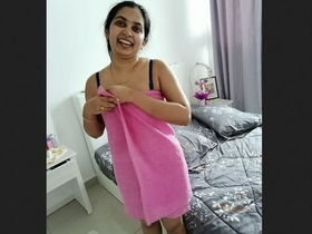 Cute desi bhabi gets anal from her boss at the hotel