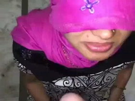 Indian Bhabhi gives a blowjob in Gujarati