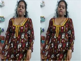 Desi Boudi flaunts her pussy in a naughty video