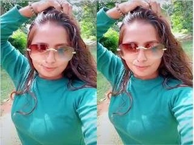Sri Lankan babe flaunts her boobs and pussy at a tango performance