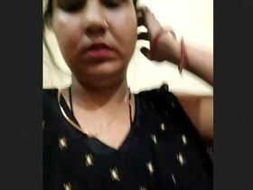 Sexy bhabhi flaunts her ample bosom