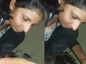 Indian college girl gives oral pleasure to her boyfriend while using her smartphone