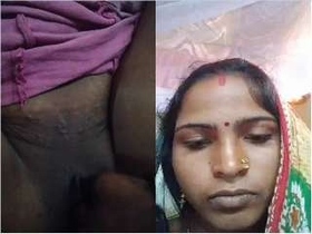 Bhabhi flaunts her pussy in a naughty video