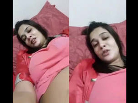 Hot and sexy Indian babe in video