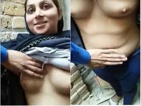 Pakistani bhabhi masturbates and records her butt and vagina