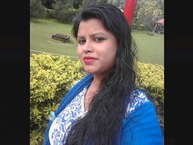 Indian girlfriend reveals her intimate parts