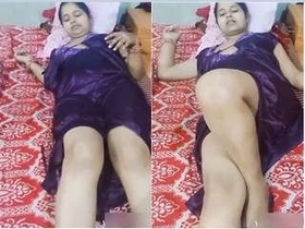 Horny Indian babe masturbates and fucks herself