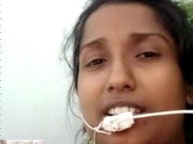 Lankan beauty talks on video call with boyfriend and reveals her breasts