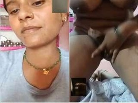 Horny Indian bhabhi flaunts her body in video call
