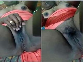 Tamil bhabhi flaunts her boobs and pussy in a steamy video