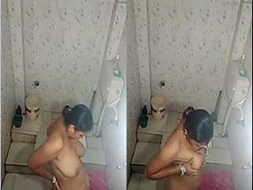 Caught on camera: Hidden recording of a bathing wake up