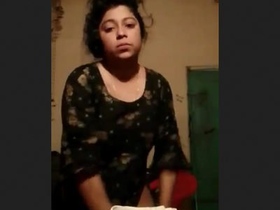 Married Indian woman unsatisfied with sex life masturbates on camera