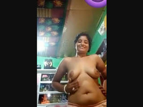 Village bhabhi reveals her ample bosom for the first time