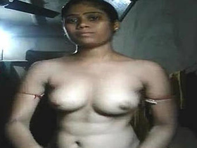 Desi girl takes nude selfies in the village