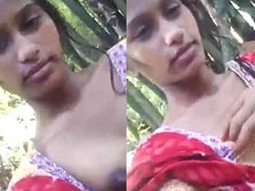 Desi girl flaunts her boobs in selfie video
