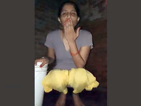 Steamy video of a gorgeous girl bathing and showcasing her sensual masturbation skills