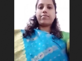 Desi wife removes sari and displays her seductive physique