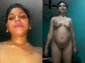 Bhabhi from India takes nude selfies for MMC