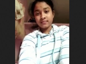 A sweet Indian girl flaunts her body in a seductive video