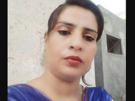 Desi bhabi indulges in solo play while naked in the bathtub