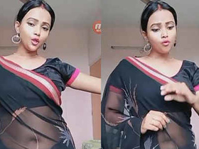 Curvy babe in saree flaunts her belly button in steamy video