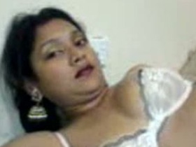 Mature Indian auntie gets exposed for the first time on camera
