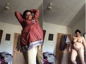 Exclusive video of a desi bhabhi stripping and revealing her nude body