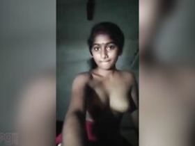 Indian teen shows off her perky boobs in a sexy MMS video