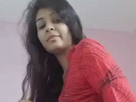 Cute Indian girl flaunts her butt in a steamy video