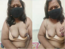 Indian amateur Kajal Bhabhi flaunts her breasts and soaps up in exclusive video