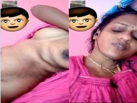Indian amateur bhabhi flaunts her boobs and pussy in video call