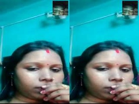 Desi bhabhi reveals her massive butt and pussy in exclusive video