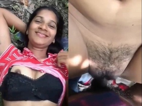 Desi girl gets naughty in the great outdoors in this hot MMS video