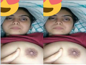 Desi girl flaunts her big boobs on Facebook