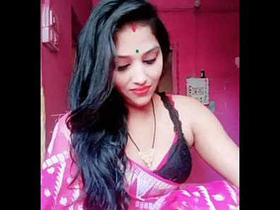 Desi housewife Puja Sharma flaunts her navel in a bra