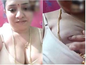 Desi auntie flaunts her breasts to her lover in exclusive video