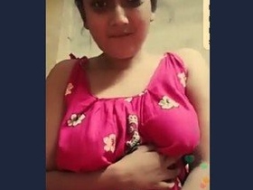 Indian wife reveals her affection by exposing her nipples